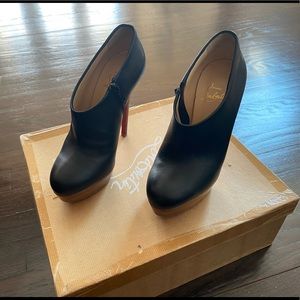 Black booties with platform